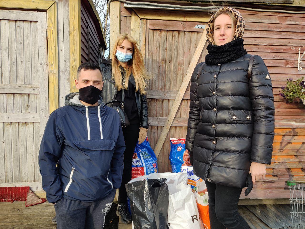 Молодые сотрудники УФПС Ярославской области помогают бездомным животным