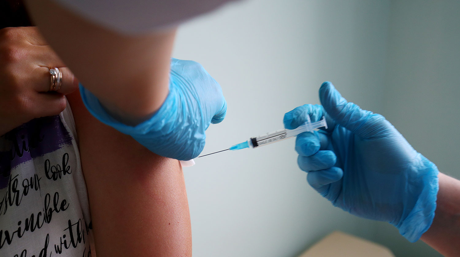 В России предложили обязать работодателей предоставлять три выходных после вакцинации