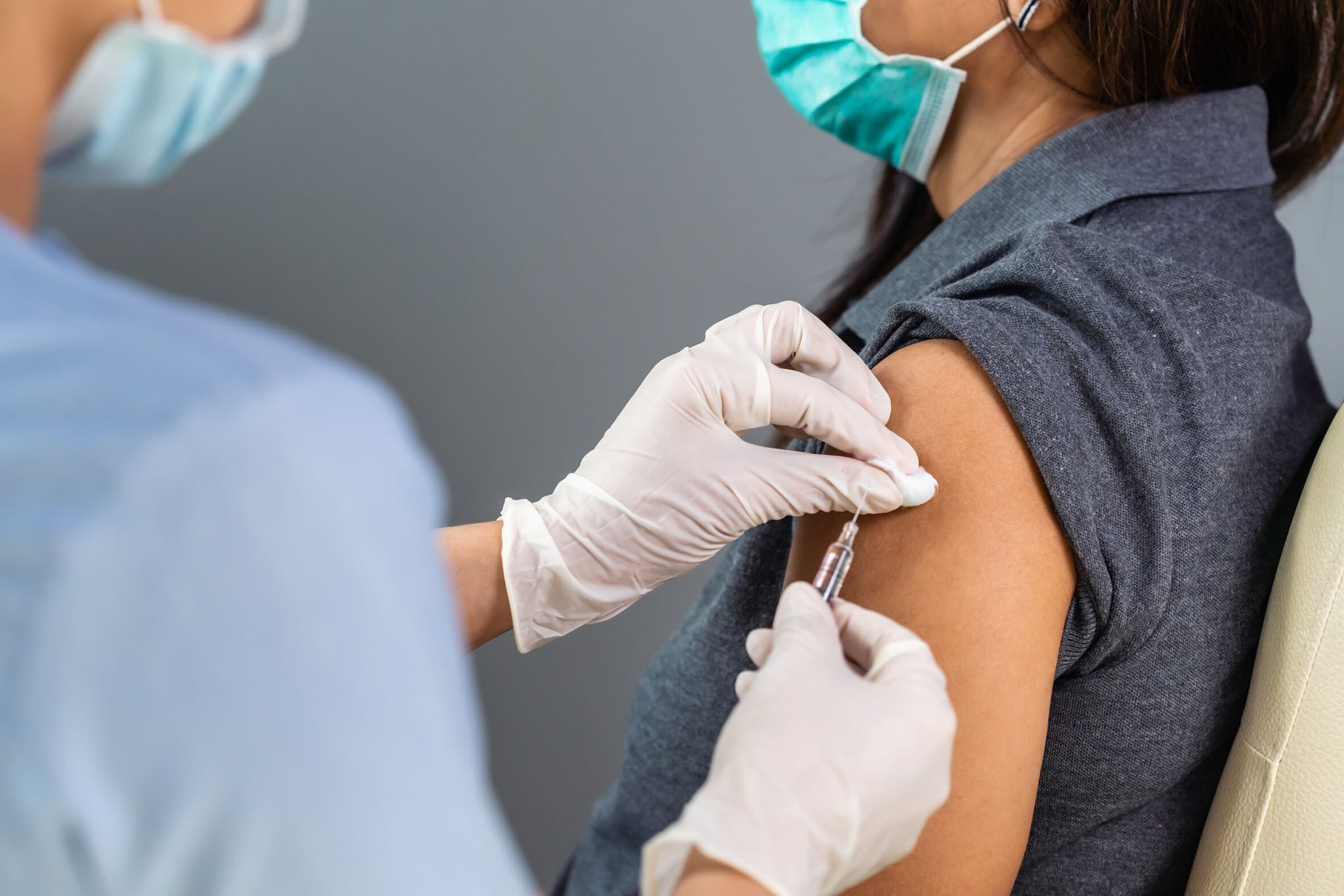 ФНПР просит кабмин установить источники оплаты выходных дней после вакцинации