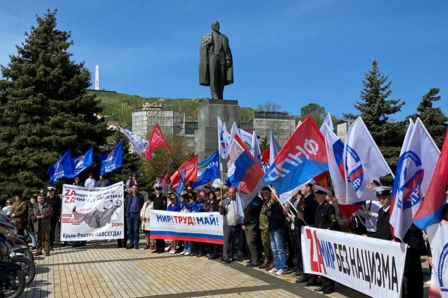 Более 1,5 тыс. человек поддержали профсоюзный автопробег на митинге в Керчи