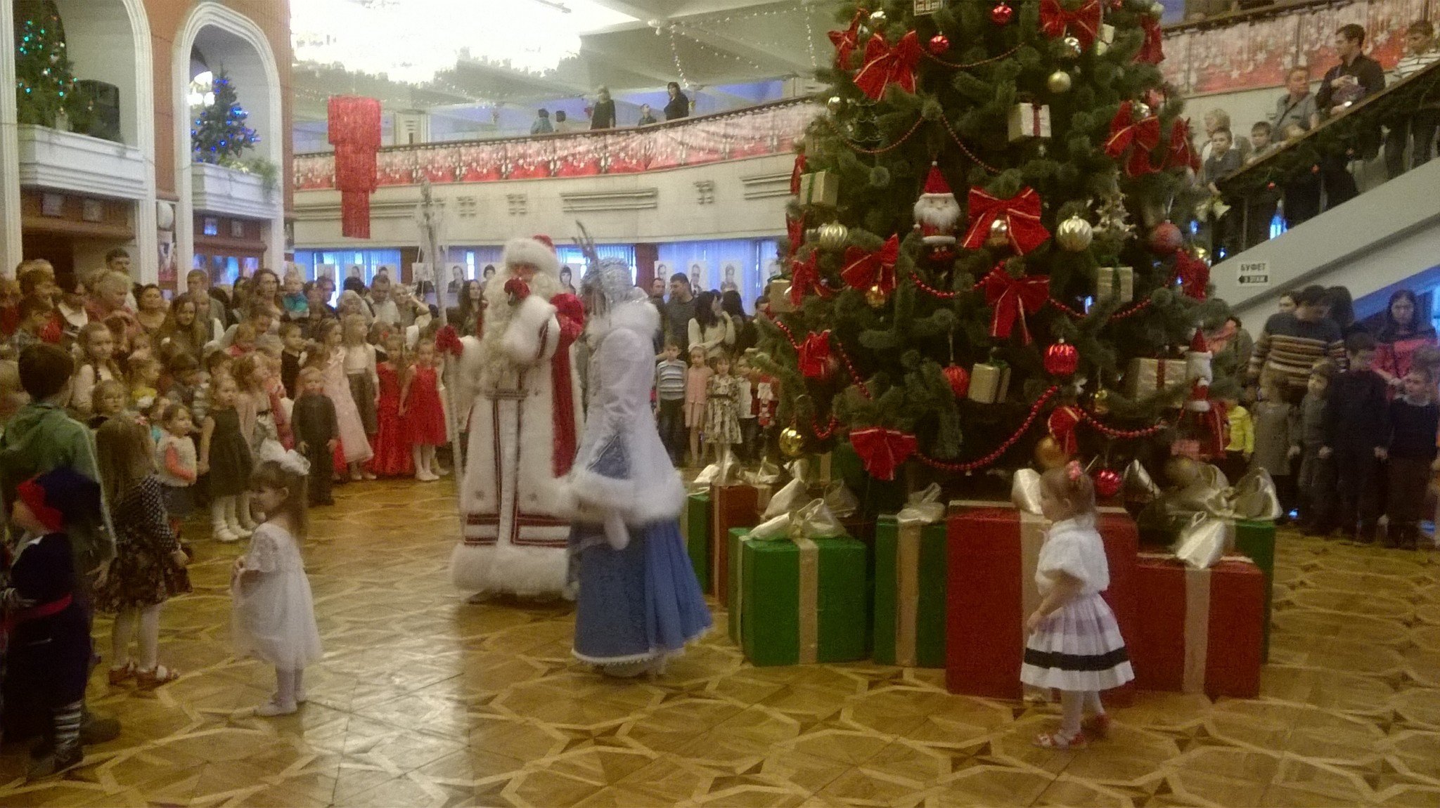 Дети членов профсоюза ЯНОСа побывали на новогоднем представлении в ТЮЗе