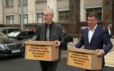 Профлидеры завезли на тележках в Госдуму 2,5 млн подписей против пенсионной реформы