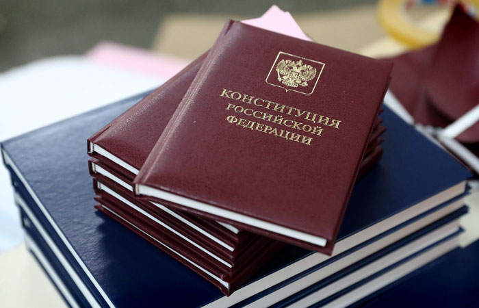 Михаил Шмаков предложил включить в Конституцию обязательное социальное страхование работников