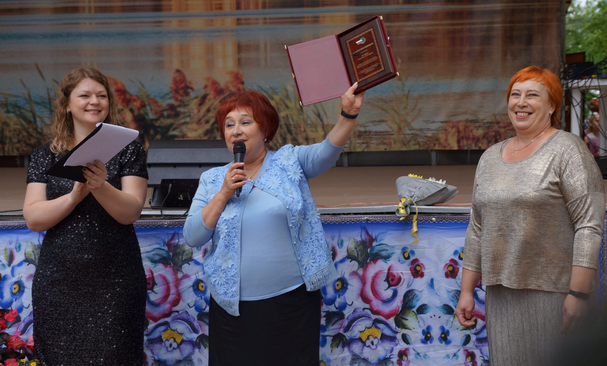 Лучшим соцработникам Ростовского района вручили профсоюзную награду