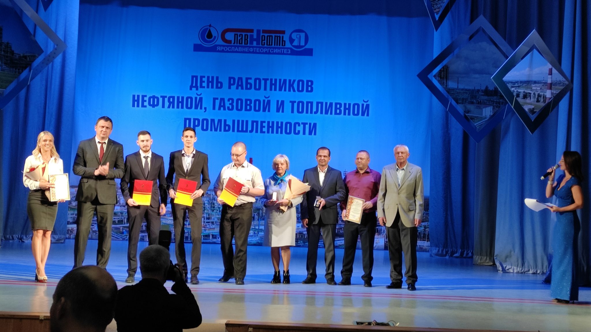 В преддверии профессионального праздника в ДК «Нефтяник» чествовали лучших сотрудников ПАО «Славнефть-ЯНОС»