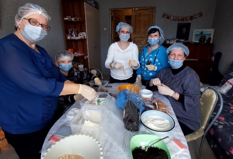 Сотрудницы Ярославского радиозавода помогают готовить суповые смеси для участников СВО