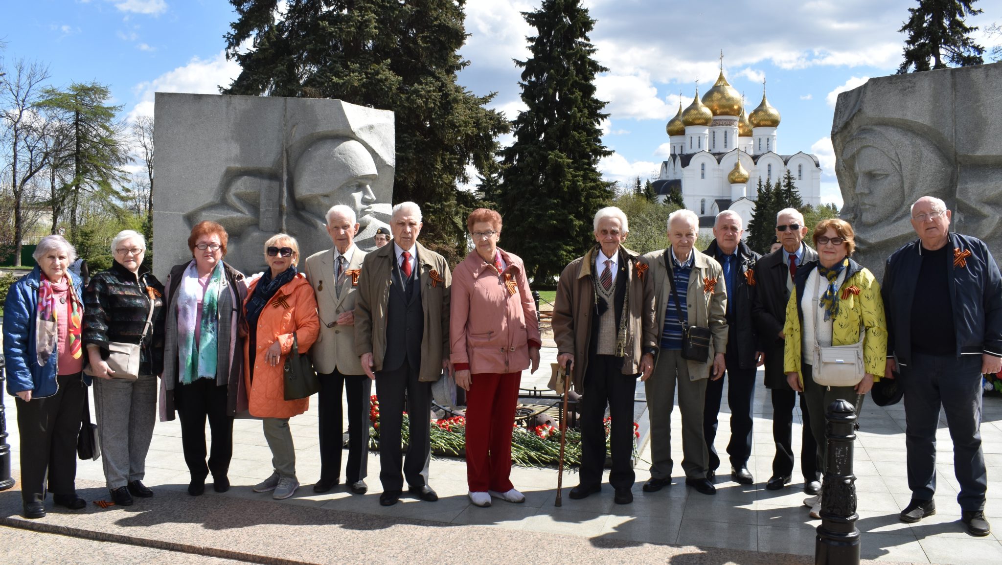Ветераны профдвижения возложили цветы к мемориалам Великой Отечественной войны
