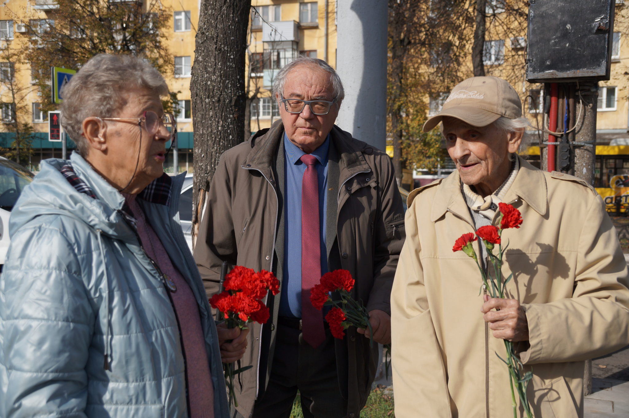 Ветераны профсоюзного движения возложили цветы к стеле «Ярославль – город трудовой доблести»